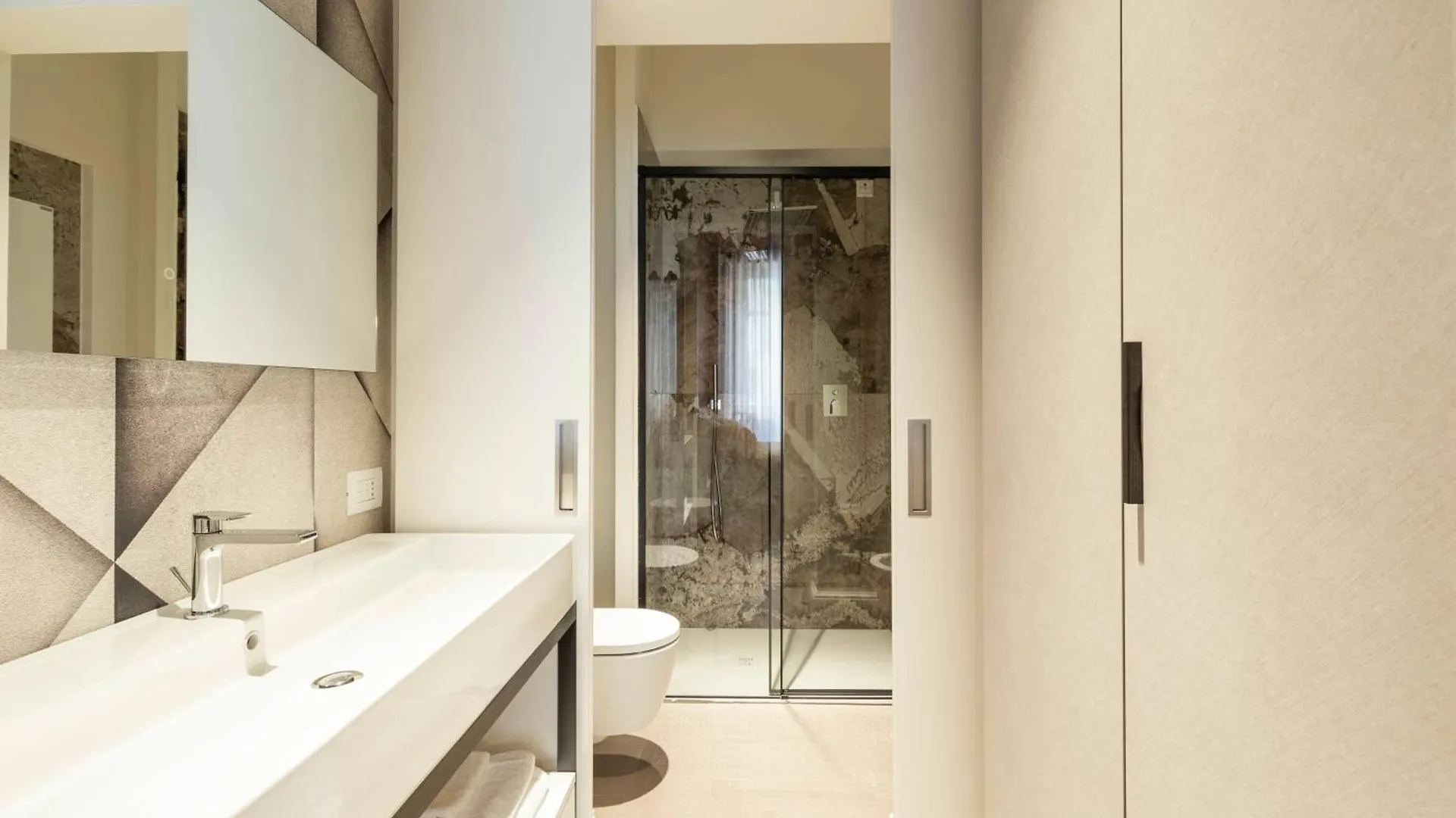10 Manzoni Aparthotel Crémone