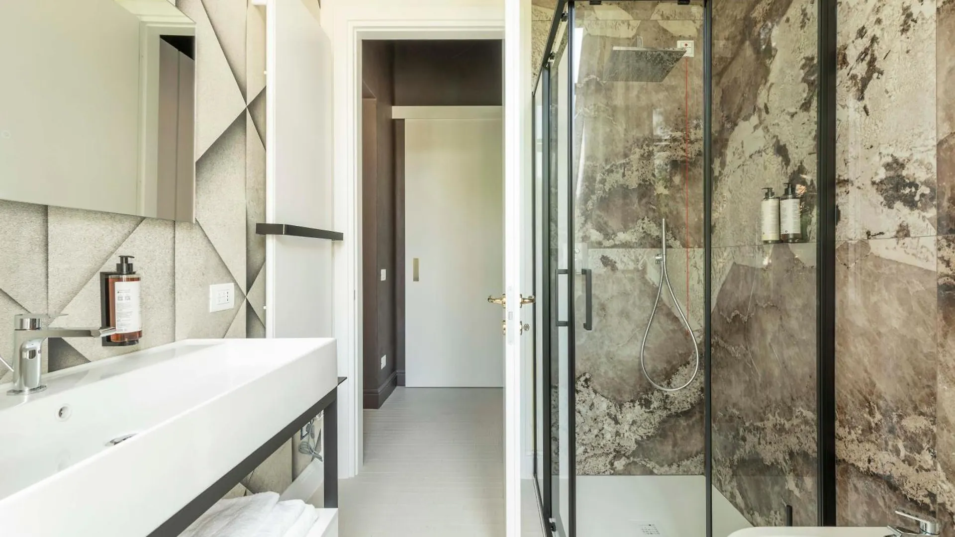 10 Manzoni Aparthotel Crémone Italie